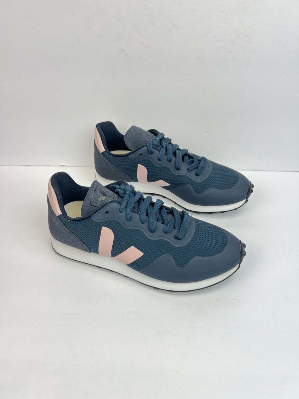 Veja Women’s Alveomesh Nautico Petale Vegan Sneakers Size 8 ($135)